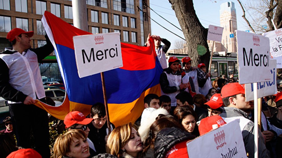 Açıq məktubda Seine-Saint-Denisin on bələdiyyə başçısı Milli Mitinqin ləkələyici ritorikasını pisləyir və maneə yaratmağa çağırır