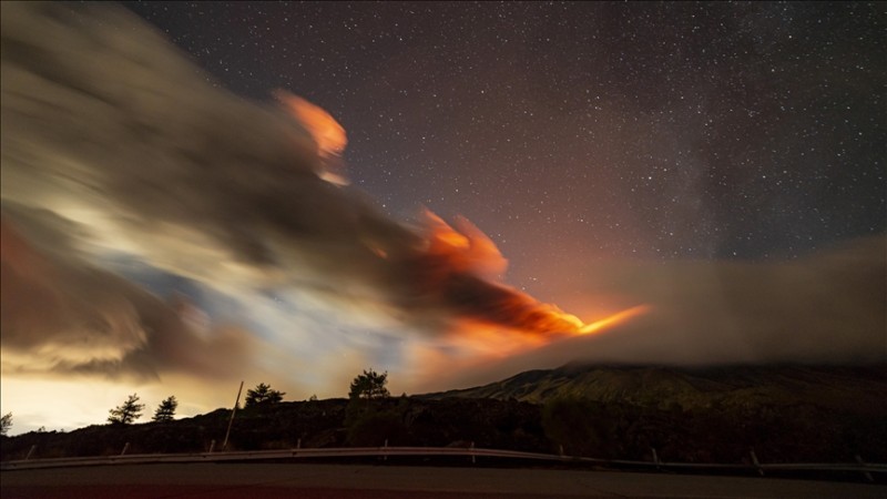 Siciliyada Etna tam püskürür və lava partlayışları möhtəşəm bir mənzərə təqdim edir