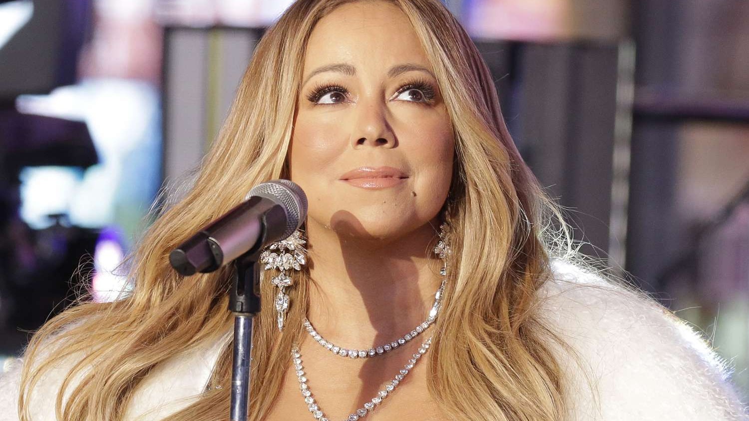 Mariah Carey eyni gün anası Patrisiya və bacısı Alisonun ölümlərini elan etdi