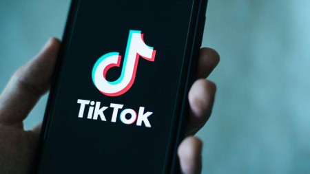 TikTok-da bu analar kişilərin körpəsi ilə bu çox sadə jesti edə bilməməsinə gülürlər