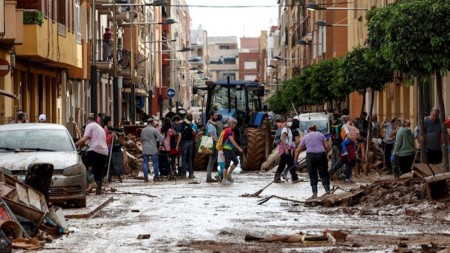 İspaniya hökuməti yaxın üç il ərzində 900 min sənədsiz immiqrantı nizama salmaq istəyir