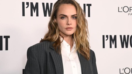 Cara Delevingne "Step Into Christmas" adlı yeni klipdə Elton Con olur