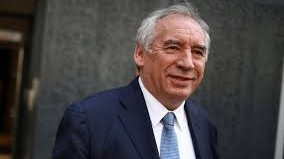 Mayottada Fransua Bayrou yalnız bazar ertəsi Çido siklonundan iki həftə sonra qasırğa ziyarəti üçün