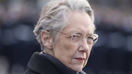 Elisabeth Borne deyir ki, o, təhsildə "mütəxəssis deyil", bu həmkarlar ittifaqları bunu "nifrət və təsadüfilik" kimi görürlər