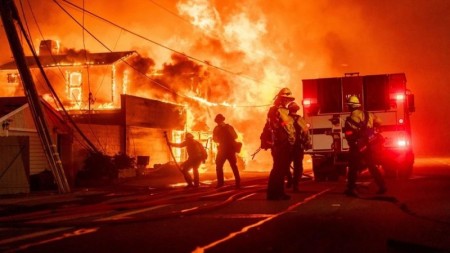 Kaliforniya meşə yanğınları: ən azı 5 ölü, Tramp hakimiyyəti səriştəsiz olmaqda ittiham edir