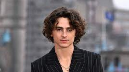 'Mükəmməl Qərib': Timothée Chalamet Londonda Qırmızı Xalçada Elektrikli Velosipedlə Gəlir