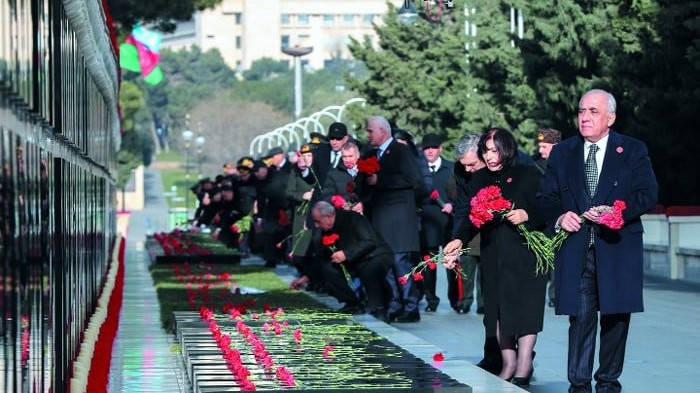 Əsədov, Qafarova və Nuriyev Şəhidlər xiyabanını ziyarət etdi