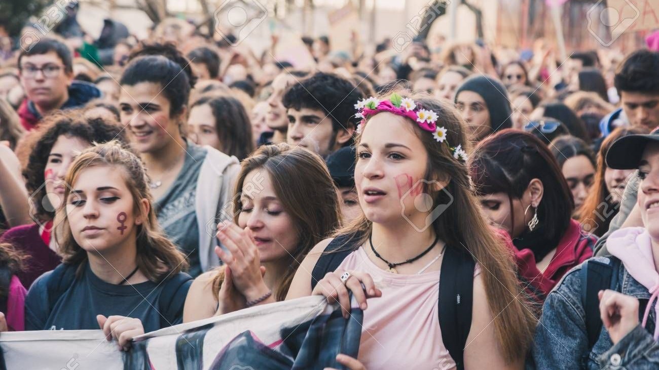 8 Mart Yürüşləri:  minlərlə etirazçı (və çox ixtiraçı plakatlar).