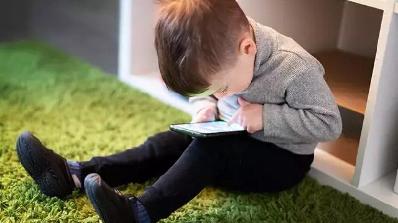 Avropada ekran asılılığı: Yetkinlik yaşına çatmayanlar üçün hansı qorunma var?