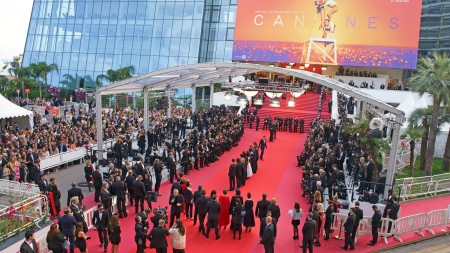 Kann Film Festivalında "Private Life" filmində Jodie Foster deliriumda üzür və biz onunla birlikdə dalırıq