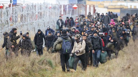 Polşa Belarusdan olan miqrantlara sığınacaq verilməsinin dayandırılmasını uzadıb