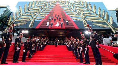 Kann Film Festivalında Nabilla pilləkənləri qalxmaq üçün paltar tapdı (və biz arxayın olduq)