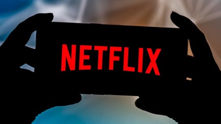 Netflix-in Julianne Moore-un baş rolda olduğu "Sirens" filmi kitsch seriyasına baxmayaraq, ailə mövzusunu dırnaqlayır