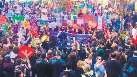 Bu feminist fəallar Nikolas Bedosun kitabını pisləmək üçün onun nəşriyyatının ofisini yenidən bəzədilər