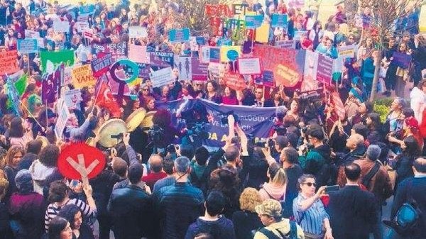 Bu feminist fəallar Nikolas Bedosun kitabını pisləmək üçün onun nəşriyyatının ofisini yenidən bəzədilər