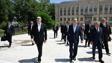 İlham Əliyev və Berdiməhəmmədov Şuşada gülləbaran edilmiş heykəllərə baxdılar - FOTOLAR