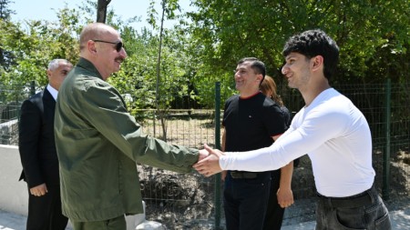 Prezident Xocalının Xanyurdu kəndinə köçən bir qrup sakinlə görüşüb