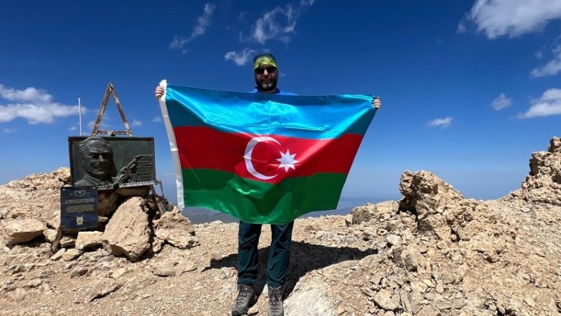 Rumın senatoru “Heydər Əliyev” zirvəsinə yürüş edib