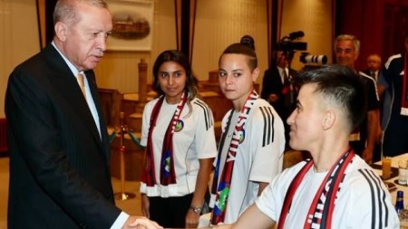 Ərdoğan Azərbaycan millisinin futbolçuları ilə görüşdü - FOTO