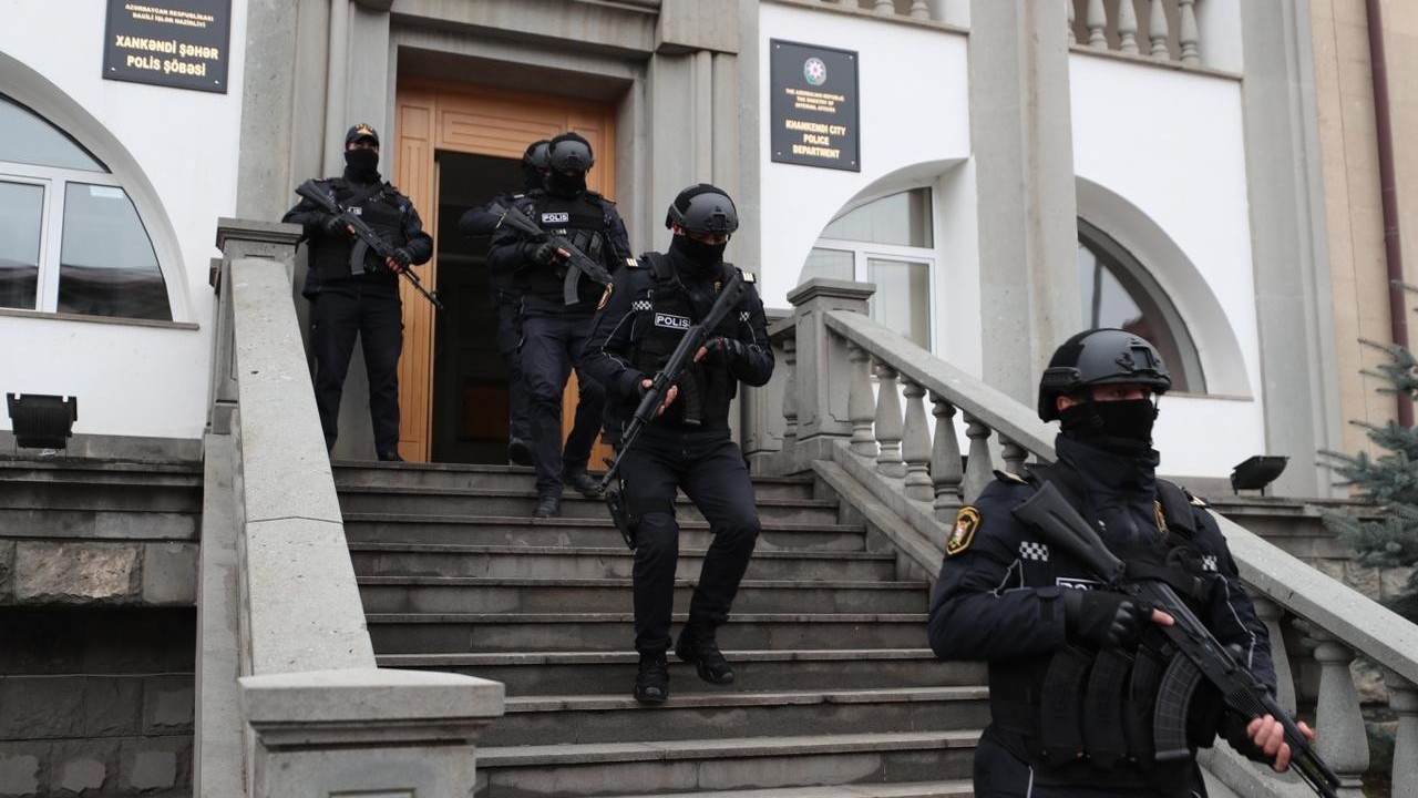 Avtomatla Xankəndiyə keçmək istədi - Gizlədilən və satılan silahlar aşkarlandı - FOTOLAR