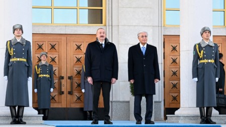 İlham Əliyev Qazaxıstana getdi - Tokayev qarşıladı + FOTOLAR