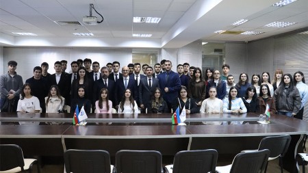 Diasporla İş üzrə Dövlət Komitəsinin şöbə müdiri Azərbaycan Universitetinin tələbələri ilə görüşüb
