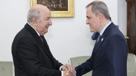 XİN rəhbəri Əlcəzair prezidenti ilə görüşdü