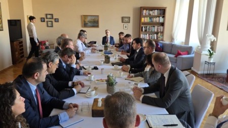 Hikmət Hacıyev NATO nümayəndə heyəti ilə sülh gündəliyini müzakirə etdi