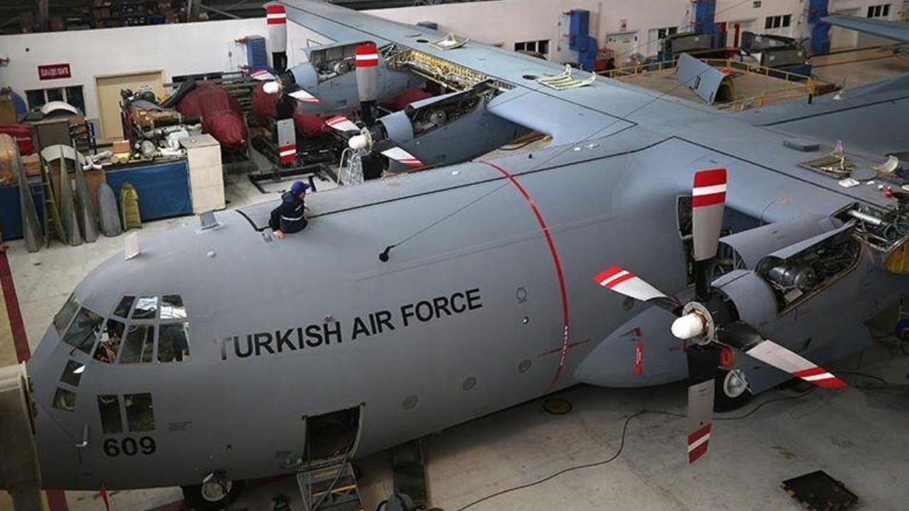 Təyyarədəkilər Bakıda paradda iştirak edən F-16 texnikləri olub