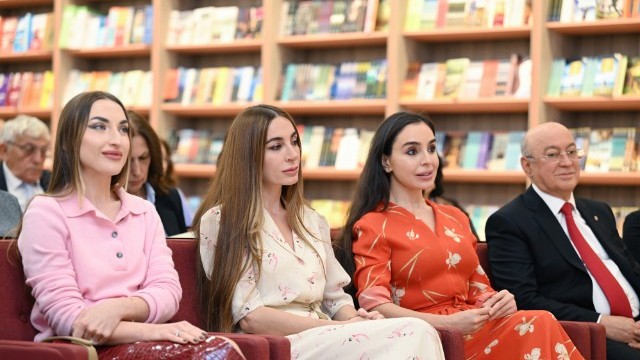 Prezidentin qızları və gəlini kitab təqdimatında - FOTOLAR