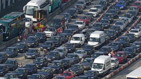 Bu ölkə 10 dəqiqə tıxacda qalanlara pul ödəyəcək