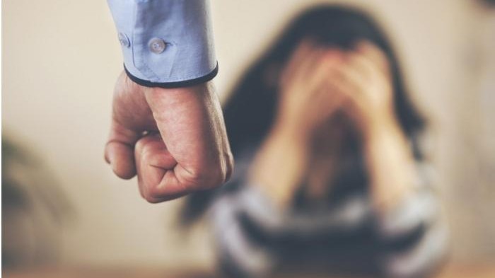 Müstəntiqin yanında arvadını öldürmək istədi