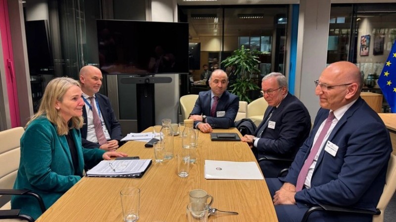 Əmirbəyov Brüsseldə Aİ-Ermənistan arasında sənədlə bağlı Azərbaycanın narahatlığını çatdırıb