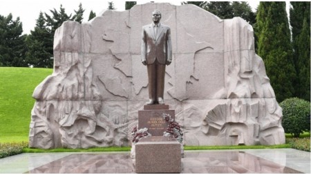 Baş nazir Ulu Öndərin məzarını ziyarət etdi