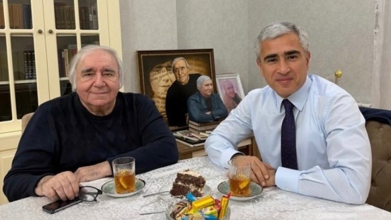 Anar Ələkbərov Xalq yazıçısını evində TƏBRİK ETDİ
