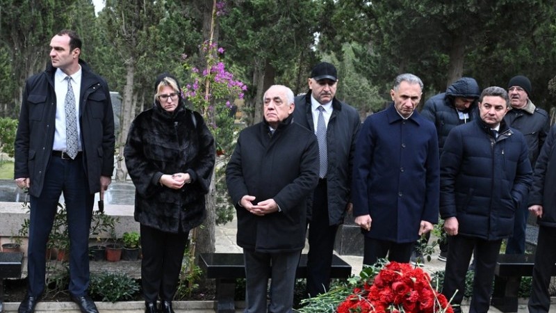 Əli Əsədov AZAL təyyarəsinin həlak olan ekipaj üzvlərinin məzarlarını ziyarət etdi