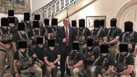 Tramp Maduronu ələ keçirən hərbçilərlə şəkil çəkdirdi