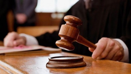 Rüşvət almaqda təqsirləndirilən həkimlər həbs edildi