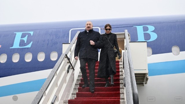 Prezidentlə xanımı hava limanında belə qarşılanıb - VİDEO