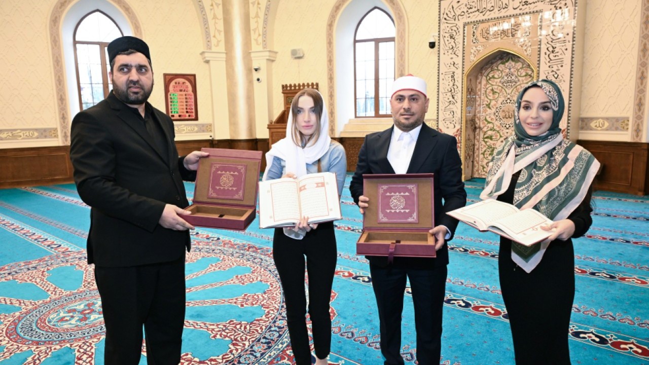 Leyla və Alena Əliyevalar Cümə məscidində - FOTOLAR  