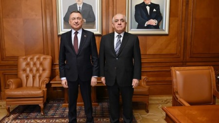 Əli Əsədov TBMM-in komitə sədri ilə görüşüb