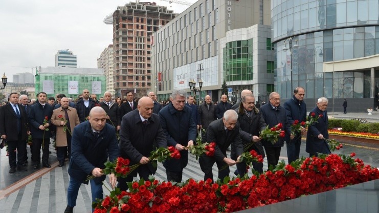 Milli Məclisin kollektivi Xocalı soyqırımı abidəsini ziyarət edib - FOTOLAR
