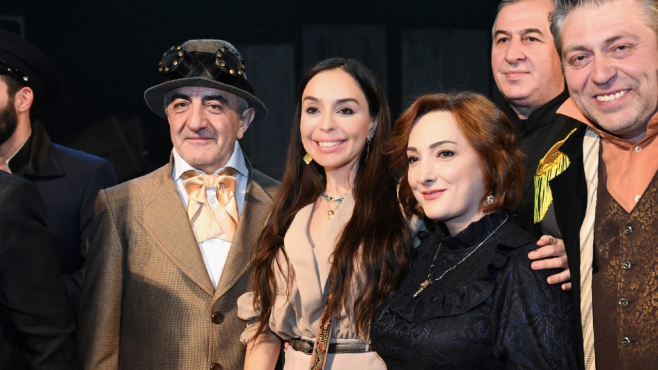 Leyla Əliyeva “Neft bumu hamıya gülümsəyir” tamaşasının nümayişində - FOTOLAR