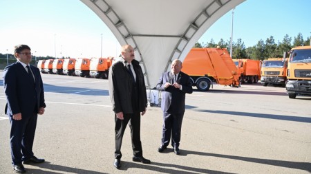 Prezident məişət tullantıları daşıyan texnikalarla tanış oldu - FOTOLAR