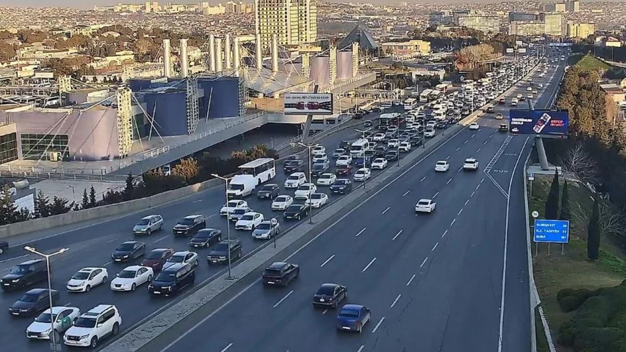 Bəzi yollarda sıxlıq var