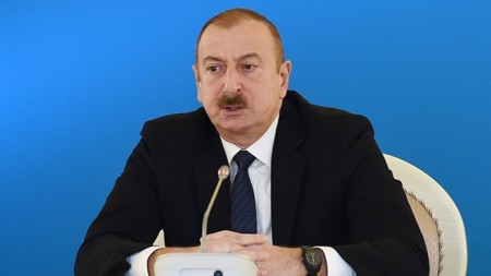 İlham Əliyev Bakıda keçirilən iclasda iştirak edir