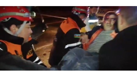 Avtomobildə sıxılı vəziyyətdə qalan şəxs belə xilas edildi - VİDEO