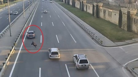 Maşın yola qaçan qadını vurdu - ANBAAN VİDEO