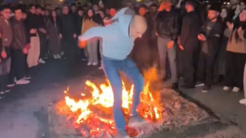 Nazir Xankəndidə tələbələrlə yallı getdi, tonqaldan tullandı - VİDEO