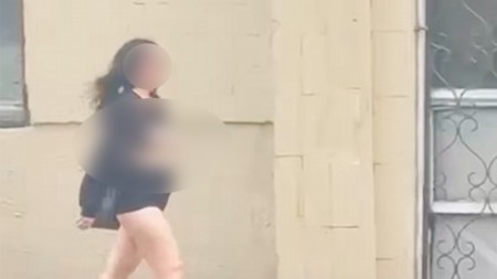 Yarıçılpaq gəzən qadın xəstəxanaya yerləşdirildi - VİDEO